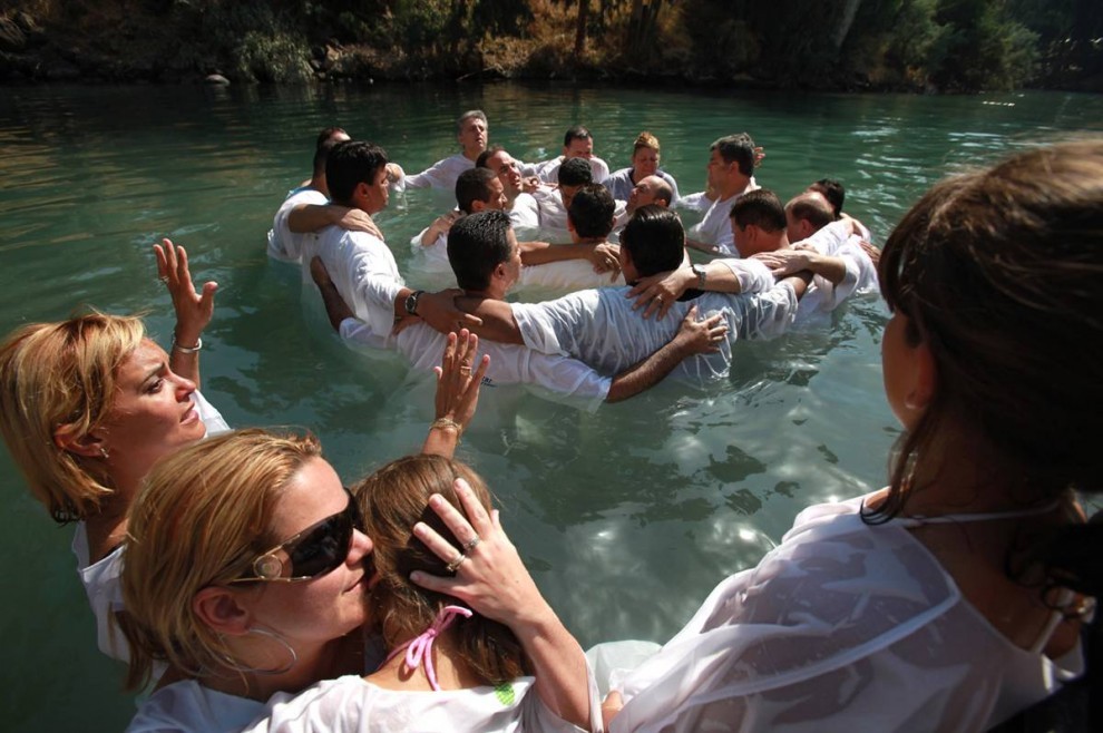 Бразильские христиане-евангелисты собрались на массовое крещение в реке Иордан на севере Израиля. Сотни верующих из северной Бразилии погрузились в библейскую реку во время своего паломничества на Святую Землю