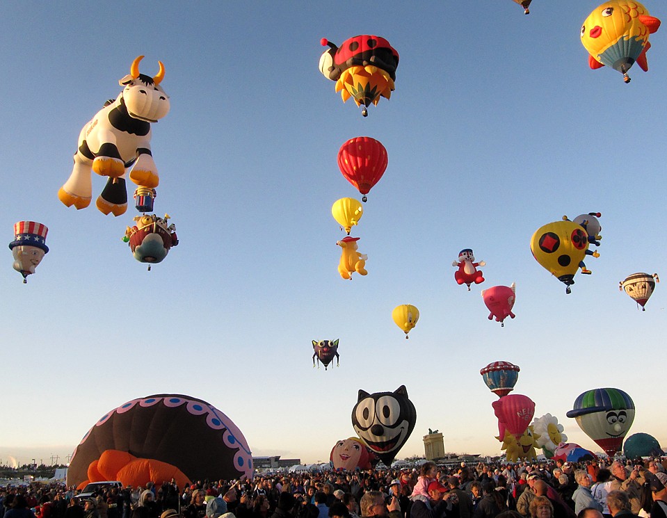 Воздушные шары в небе во время фестиваля «Albuquerque International Balloon Fiesta» в Альбукерке