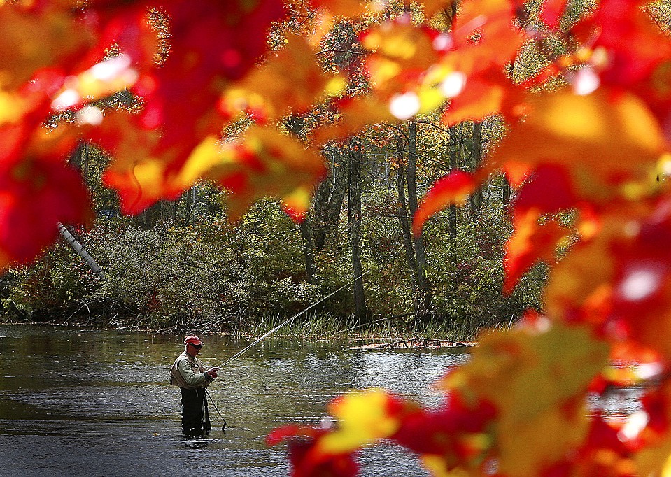 71-летний Лин Уолтерс ловит рыбу на реке Мерримитинг в городе Алтон, Нью-Гемпшир