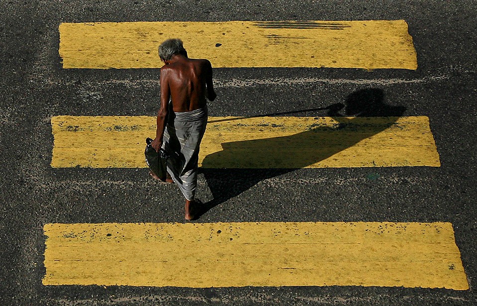 Нищий переходит улицу в Коломбо, Шри-Ланка