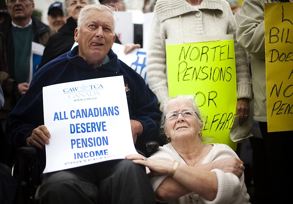 Стэн и Барбара Арэлин – бывшие сотрудники компании «Nortel Networks» - протестуют против урезки пенсии в Торонто. Фирма-производитель телекоммуникационного оборудования подала заявку на защиту суда от кредиторов в США, Канаде и других странах. Фирма разорилась, пытаясь найти деньги кредиторам.