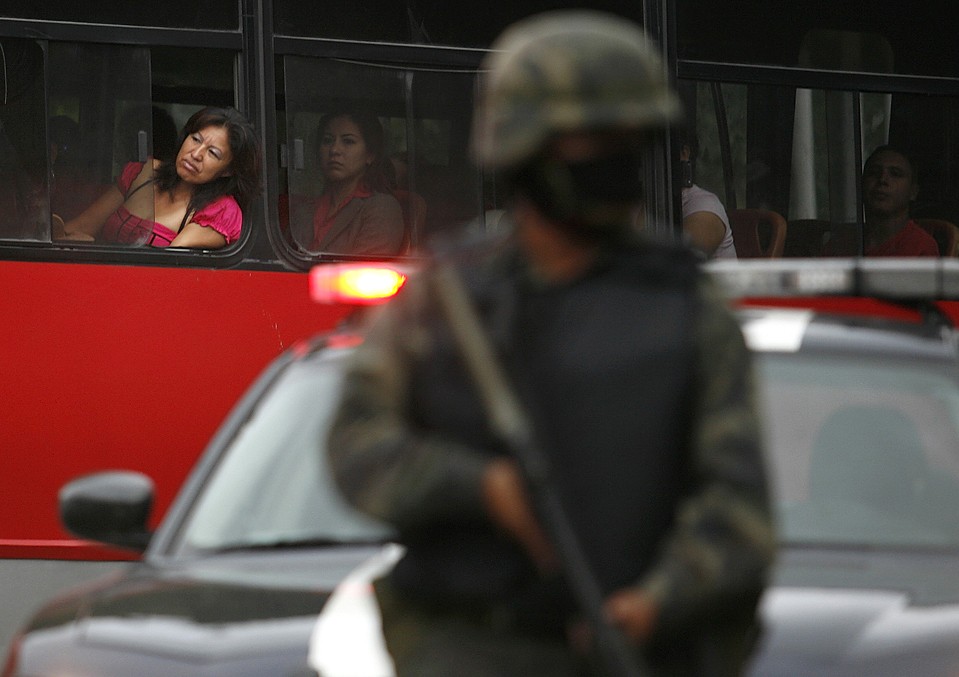 Солдат охраняет место преступления в Монтеррее, Мексика. СМИ сообщают, что во время перестрелки в баре погибло двое мужчин, и один получил ранения.