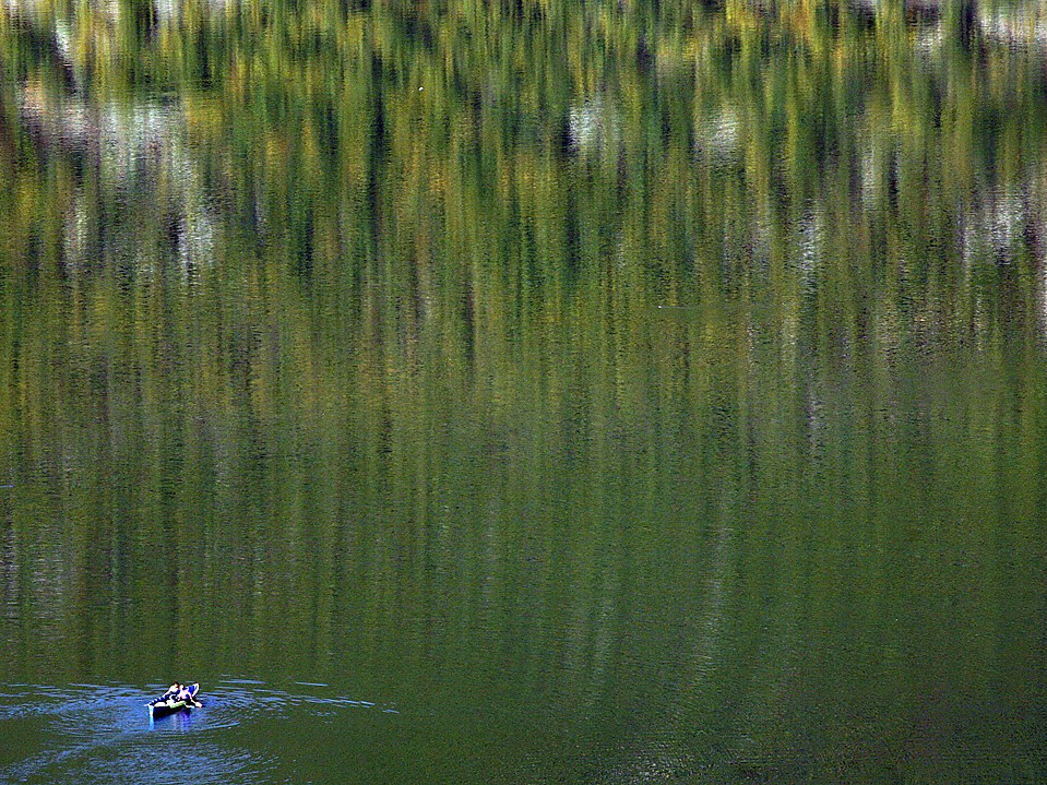 Парочка ловит рыбу на озере в Кукес, Албания