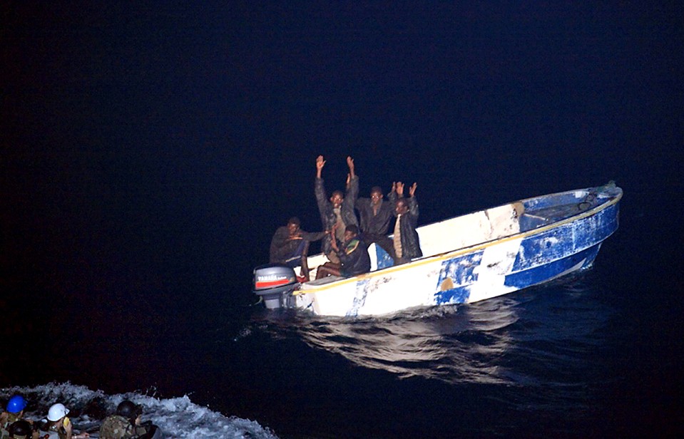 Пираты Сомали сдаются береговой охране. Французский военно-морские силы поймали этих пятерых, после того как пираты ошибочно приняли военный корабль за коммерческое судно