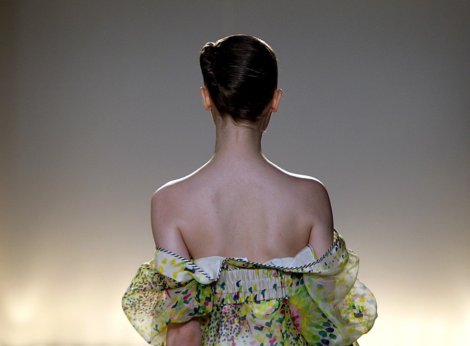 Модель демонстрирует платье из коллекции австралийского дизайнера Коллет Диннигэн в Париже