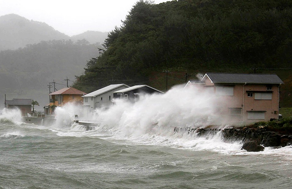 Огромные волны накрывают дома в Префектуре Кагошима в Японии. Мощный тайфун Мелор ожидается у берегов Японии в четверг. Из-за приближающегося шторма были закрыты заводы и отменены рейсы.