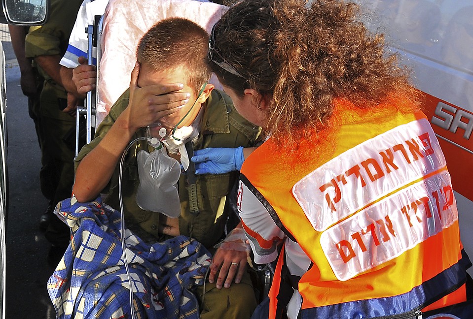 Медик фиксирует торчащий из шеи солдата нож в Иерусалиме. По данным полиции некто ударил ножом палестинского офицера на КПП, легко ранив его. Нападавший был задержан.