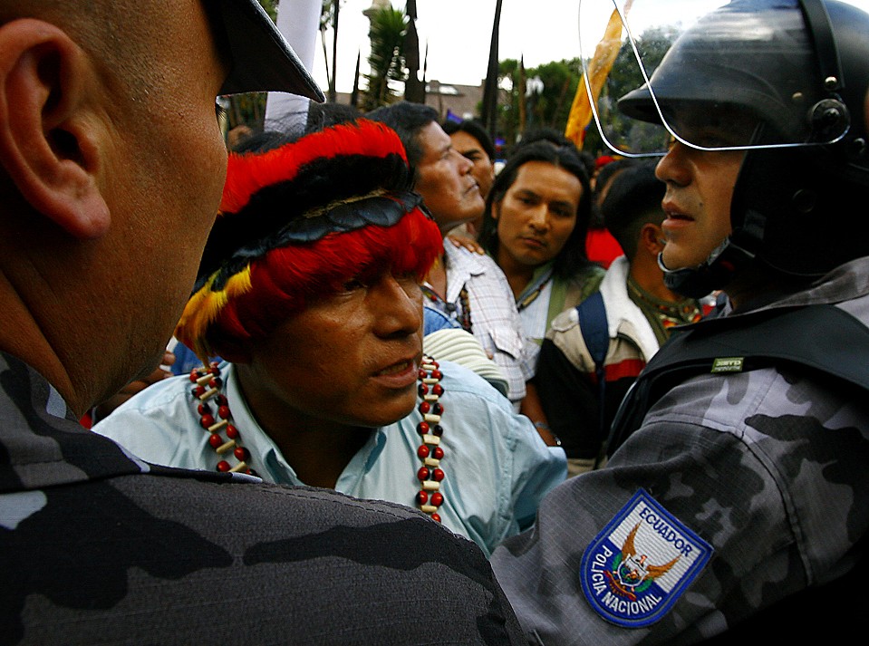 Полиция блокирует участника акции протеста у президентского дворца в Кито, Эквадор. Эквадорские индейцы собрались на митинг, выступая против возможной приватизации водных ресурсов и изменений водного законодательства.
