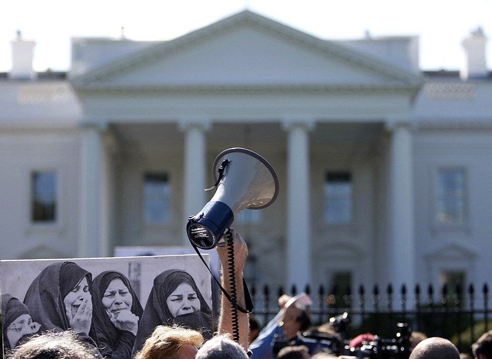Антивоенный митинг перед Белым домом в Вашингтоне, округ Колумбия. Администрация президента США Барака Обамы столкнулась с растущим недовольством из-за войны в Афганистане.