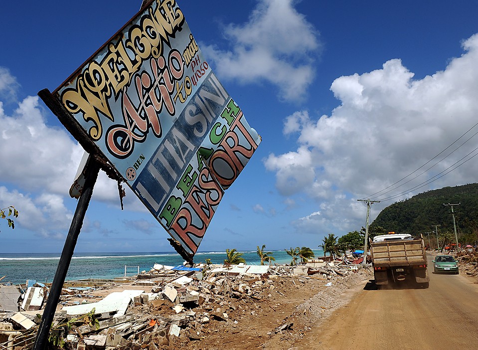 Заваленный обломками и мусором берег в деревни Лаломану на Самоа разрушенной цунами на прошлой неделе. Число погибших от стихии составило 178 человек - 137 на Самоа, 32 на Американском Самоа и девять в соседней Тонга