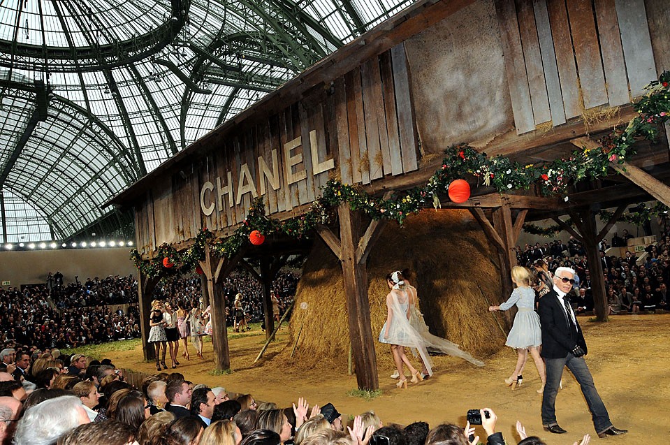 Художник-модельер Карл Лагерфельд, справа, и модели идут по подиуму на модном показе Chanel, который прошел в рамках Парижской Недели женской моды