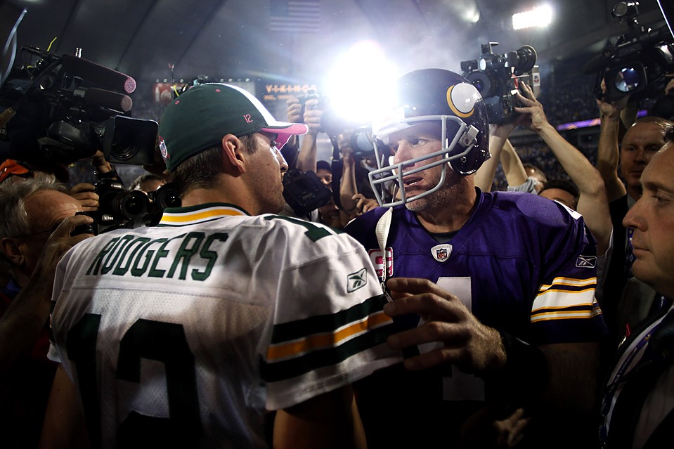 Квотербек команды «Minnesota Vikings» Бретт Фавр, в лиловой форме, и квотербек «Green Bay Packers» Аарон Роджерс встретились после игры, которую «Packers» со счетом 30-23 в Миннеаполисе.