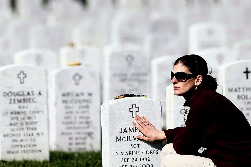 Шерил МакИлвэйна, вдова сержанта морской пехоты США. Джеймса МакИлвэйна, у его могилы на Арлингтонском Национальном кладбище, во время поминальной службы военного специалиста Стивена Мейса понедельник. Сержант МакИлвэйн был убит в Ираке в апреле, а Мейс был убит в Афганистане в октябре