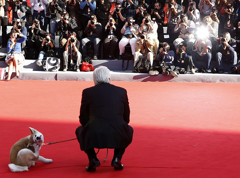 Актер Ричард Гир с собакой на красной дорожке, во время презентации фильма 