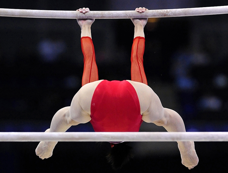 Японка Мику Уемура на разновысоких брусьях в квалификационном раунде чемпионата мира по гимнастике в Лондоне