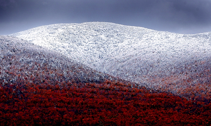 Осенняя листва окрасила склоны горы Твин Маунтейн в Национальном лесной парке, штат Нью-Гемпшир