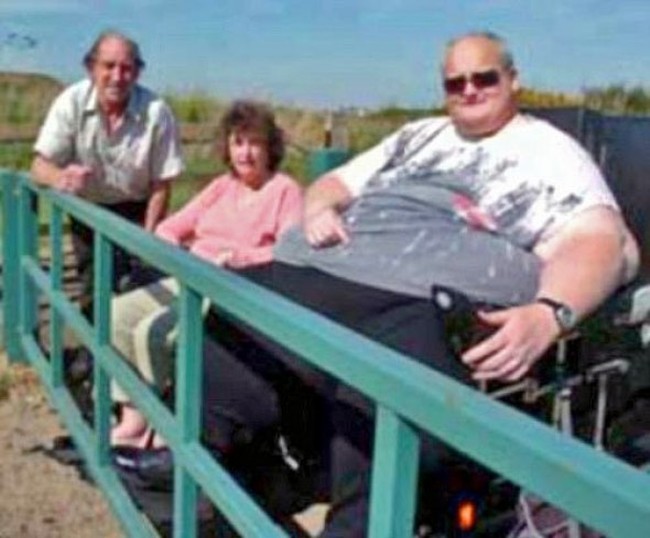 В 2007-м Пол весил ещё 285 кг и частенько совершал прогулки на инвалидном кресле. С тех пор его вес увеличился до 445 кг