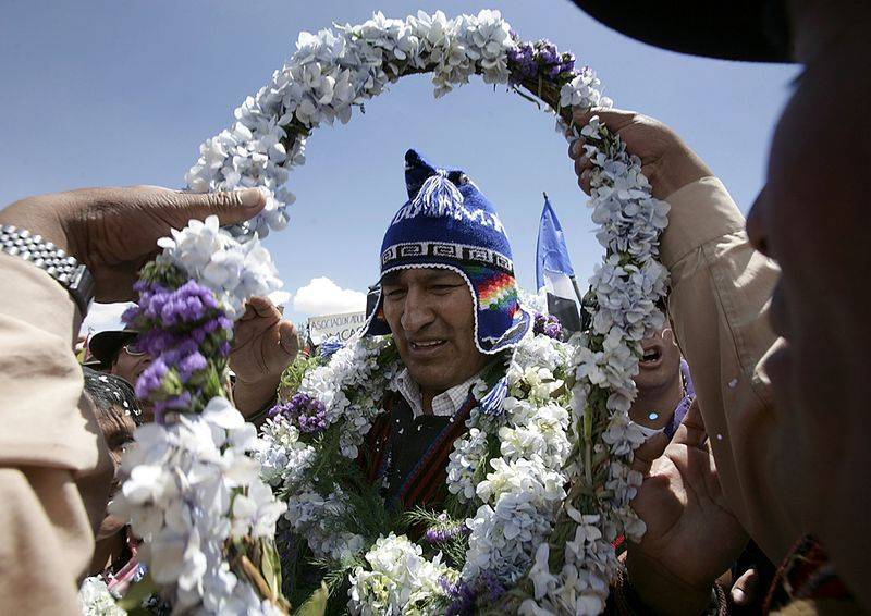 Президента Эво Моралеса встречают на митинге в Баталласе, Боливия. Моралес, отпраздновавший в понедельник свое 50-летие, проводит предвыборную кампанию перед декабрьскими выборами.