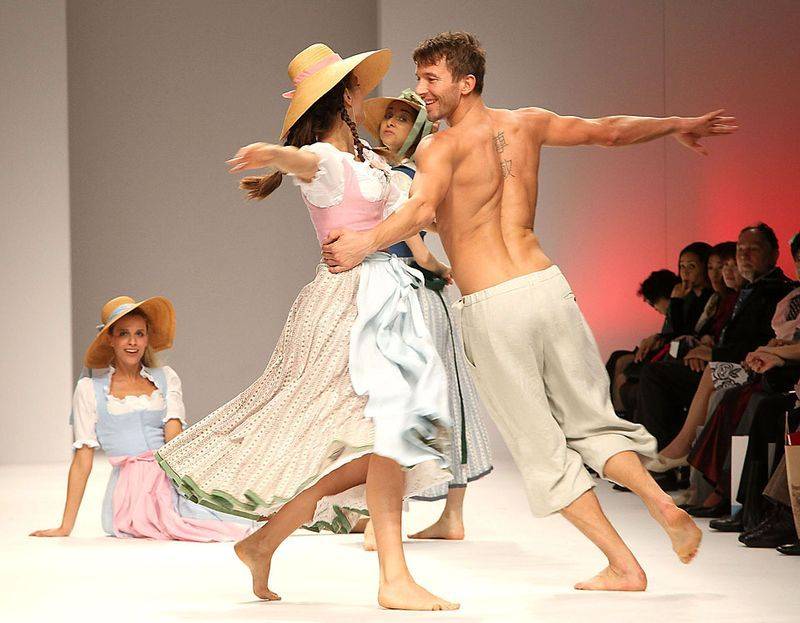 Модели танцуют и демонстрируют наряды на мероприятии «Платье встречает кимоно», проведенного в честь укрепления дипломатических отношений между Японией и Австрией на неделе Высокой Моды в Токио.