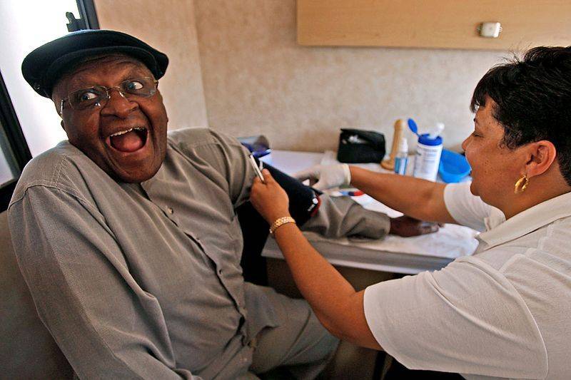 Медсестра Лиз Тебус обследует архиепископа Десмонда Туту в передвижном центре в Кейптауне. Передвижная клиника проверяет пациентов на ВИЧ, диабет и ожирение, а также предоставляет консультирование на месте