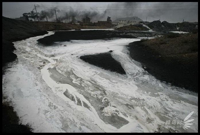Жидкие отходы, вытекающие из индустриального района из Внутренней Монголии в Желтую реку: