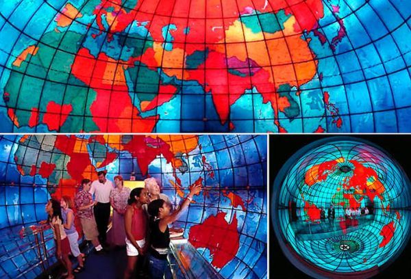 Маппариум в библиотеке Мери Бейкер Эдди в Бостоне - это трехэтажный стеклянный глобус, вывернутый наизнанку, так что вы можете видеть его изнутри. Правда, он изображает мир таким, каким он был в 1930-ые годы, с СССР и европейскими колониями в Африке и Азии: