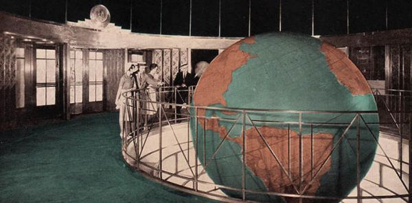 Глобусы в архитектуре На этой фотографии 1930-х годов - огромный глобус в здании "Дейли Ньюз"  в Нью-Йорке: