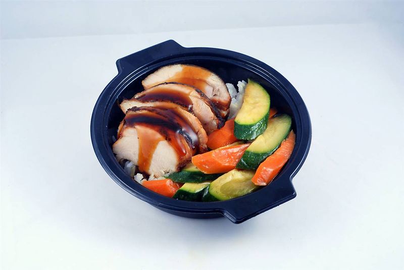Цыпленок терияки на гриле (6 долларов) еще один пример обеда в гавайском стиле на рейсах «Alaska Airlines». 