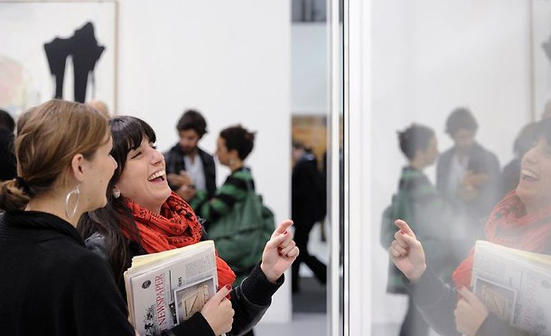 Посетительницы выставки смотрят на работу Дэмиена Херста, одного из самых дорогих из ныне живущих художников.