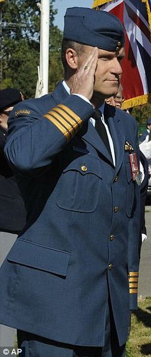 Экс-начальник крупнейшей базы ВВС Канады оказался маньяком (5 фото)