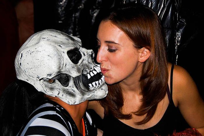 Шикарные девушки целуются на вечеринках, посвященных Хэллоуину (62 фото)