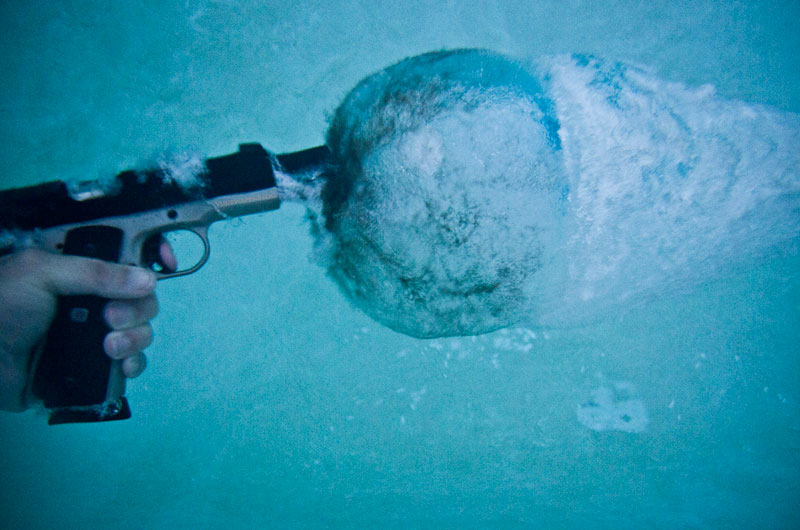 Выстрел из пистолета под водой (4 фото + 1 видео)
