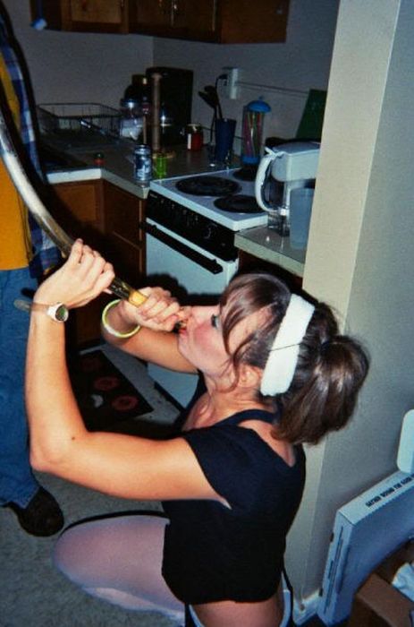 Девушки пьют пиво интересным способом (45 фото)