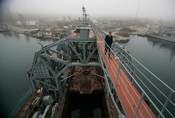 Очень старый корабль Черноморского флота РФ (8 фото)