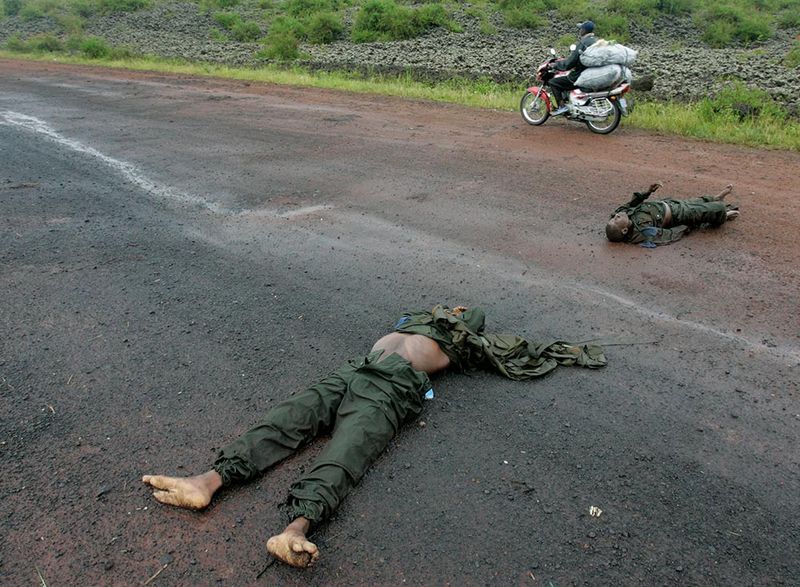 Убитые солдаты правительственных войск на дороге у Кибати