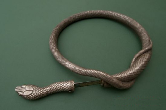 Шпага в форме змеи (5 фото)
