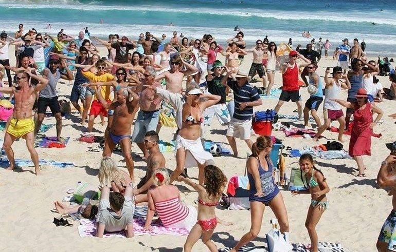 Флэшмоб на пляже в Сиднее (5 фото + видео)