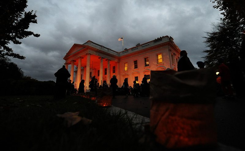 Вечер 31 октября. Вашингтон, США. Резиденция Обамы подсвечена к Хеллоуину.