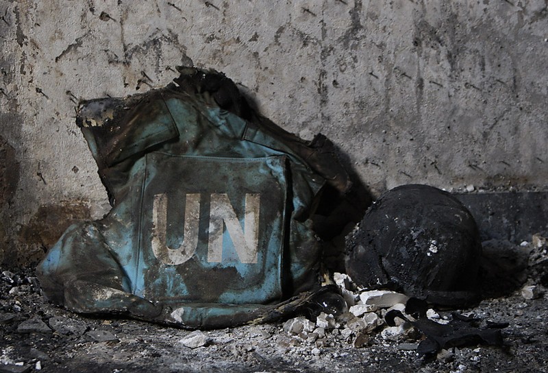 Сгоревший бронежилет и шлем ООН видны в разрушенном пансионе в Кабуле, в котором после нападения талибов погибли пять сотрудников ООН в четверг.