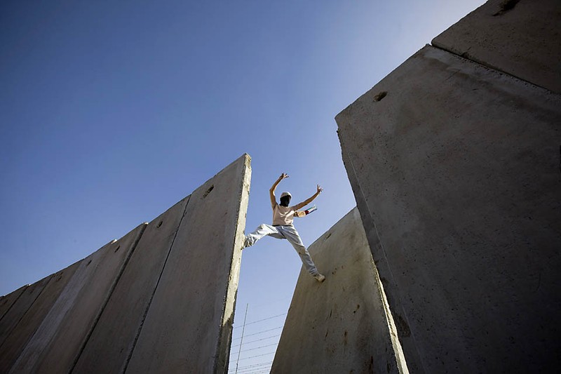 Палестинец выступает против барьера на Западном берегу в деревне Нилин, возле Рамаллы.