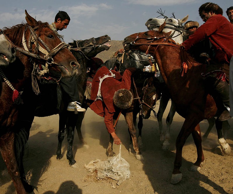 Афганцы в Кабуле играют в старинную игру бузкаши, что в дословном переводе означает 