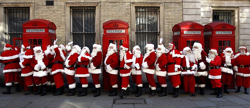 Люди из Лондонской школы Сант, в рождественских костюмах позируют фотографу в центре Лондона. 