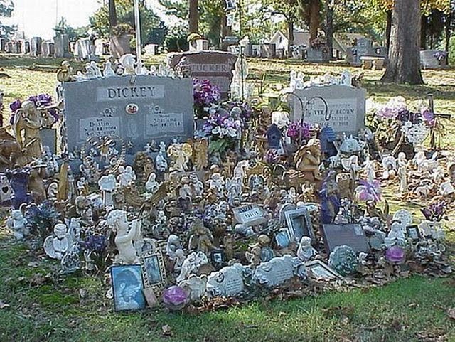 Самые необычные надгробия (60 фото)