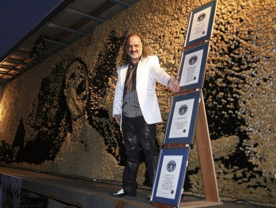 Албанский художник Саймир Страти сделал мозаику (10 на 2.6 метра) Майкла Джексона из 250 тыс кисточек.