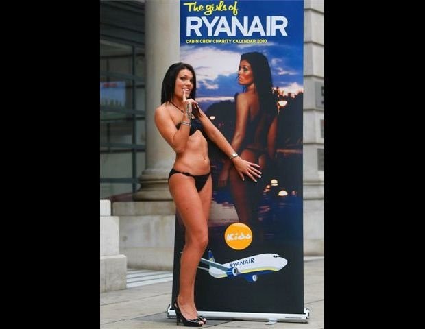 Очаровательные стюардессы Ryanair (10 фото)
