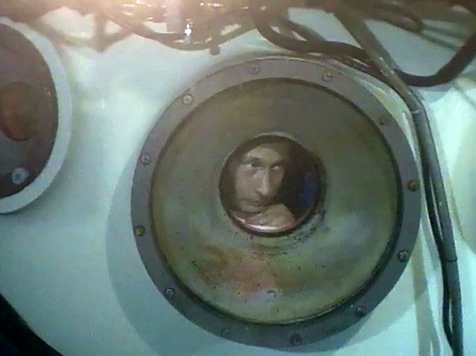 В глубоководном аппарате перед спуском на дно Байкала.