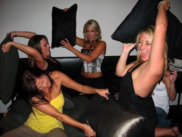 Девушки бьются на подушках (23 фото)