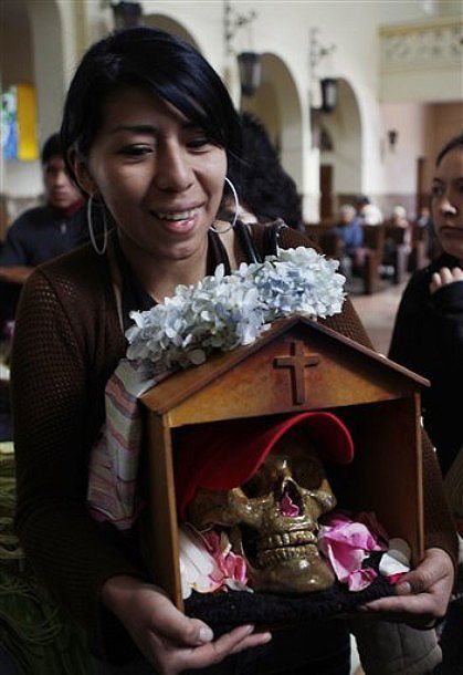 Освящение черепов в Боливии (6 фото)
