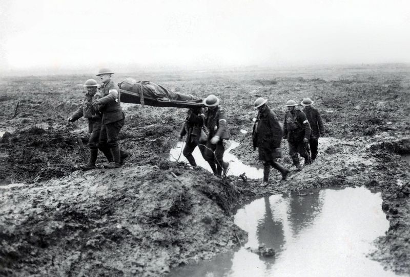 Раненые канадские солдаты направляются к полевому госпиталю в 1917 году во время Битвы при Пашендейле br (третьей битвы при Ипре) одном из крупнейших сражений Первой мировой войны.