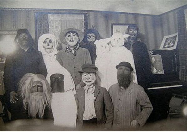 Как выглядели костюмы для Хэллоуина в викторианскую эпоху (14 фото)
